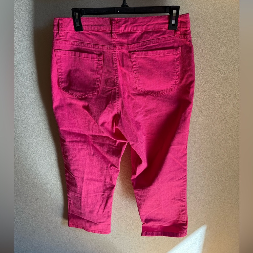 Roll Cuff Capri jeans in pink - Picture 4 of 5
